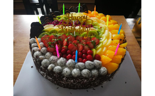 集體生日會，員工樂翻天